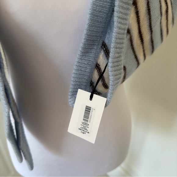 Aritzia Cashmere Key Triangle Scarf - Picture 4 of 10